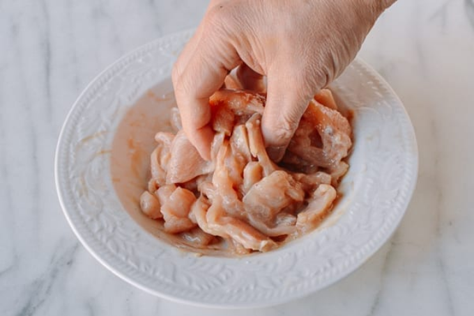 Gà xào giá đỗ và nấm