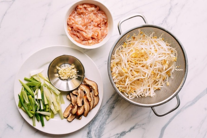 Gà xào giá đỗ và nấm