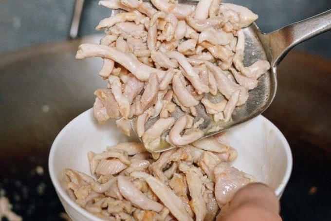 Gà xào giá đỗ và nấm