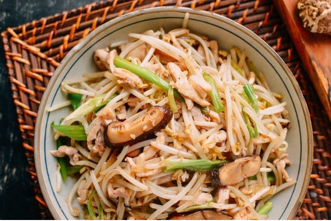 Gà xào giá đỗ và nấm