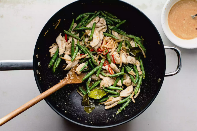 Gà xào kiểu Thái