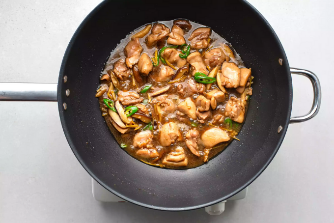 Gà xào me kiểu Thái