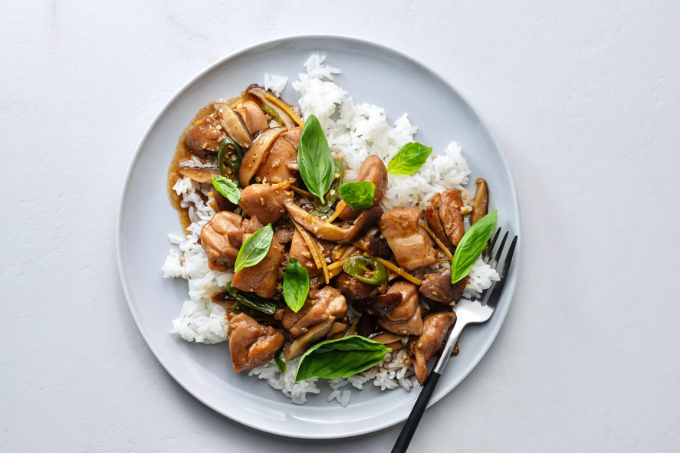 Gà xào me kiểu Thái