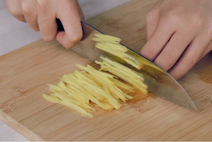 Gà xào me kiểu Thái