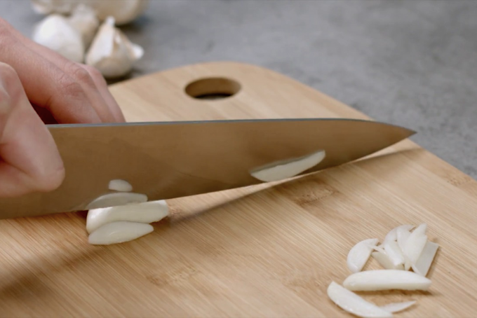 Gà xào me kiểu Thái