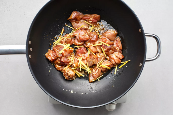 Gà xào me kiểu Thái