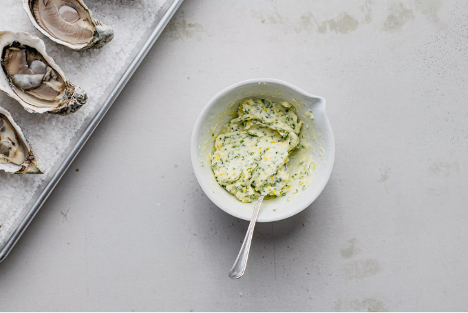 Hàu nướng bơ và thảo mộc