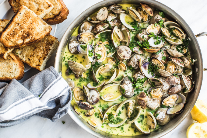 Ngao hấp bơ tỏi và rượu vang trắng