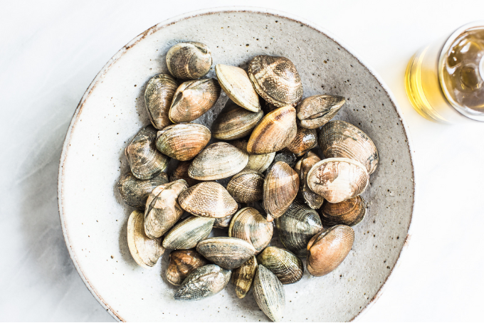 Ngao hấp bơ tỏi và rượu vang trắng