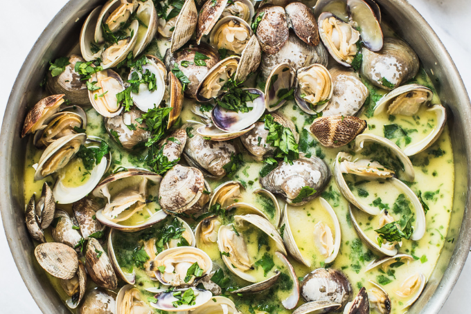 Ngao hấp bơ tỏi và rượu vang trắng