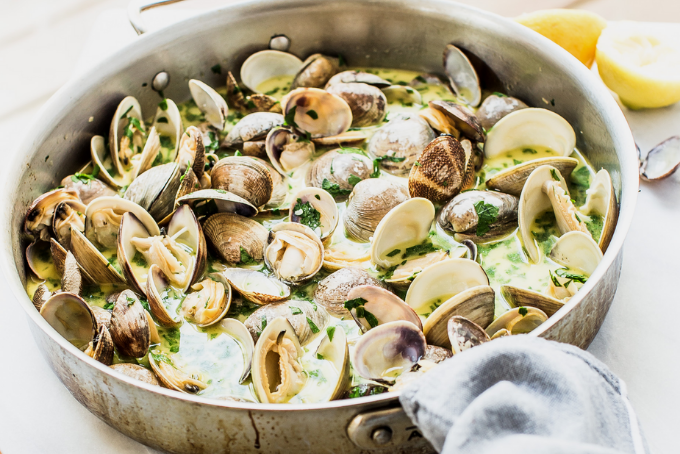 Ngao hấp bơ tỏi và rượu vang trắng
