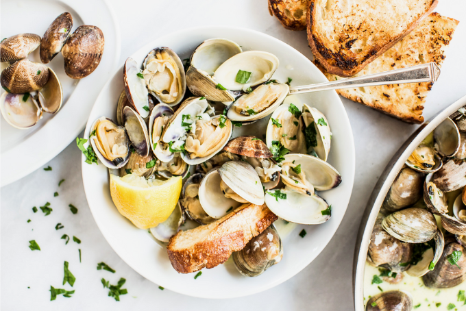 Ngao hấp bơ tỏi và rượu vang trắng