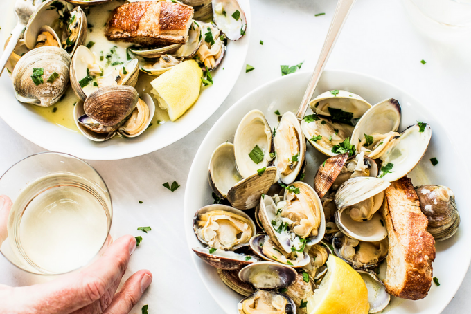 Ngao hấp bơ tỏi và rượu vang trắng