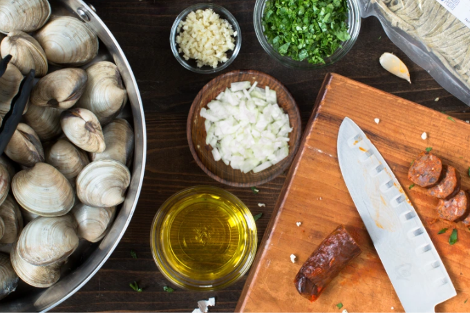 Ngao hấp cà chua và xúc xích cay