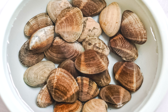 Ngao hấp sả và húng quế