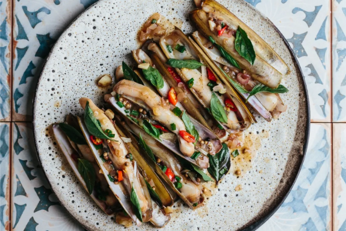 Ốc móng tay xào me