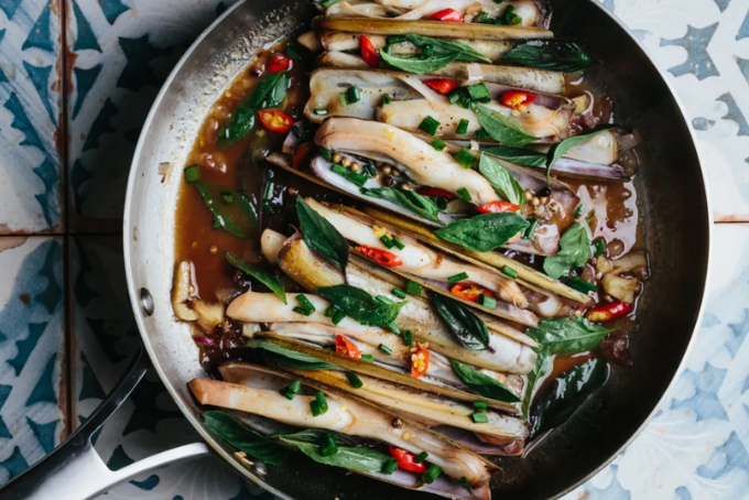 Ốc móng tay xào me