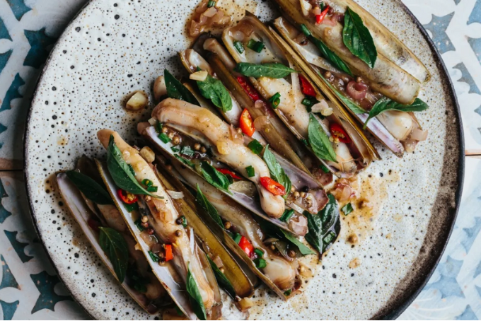 Ốc móng tay xào me