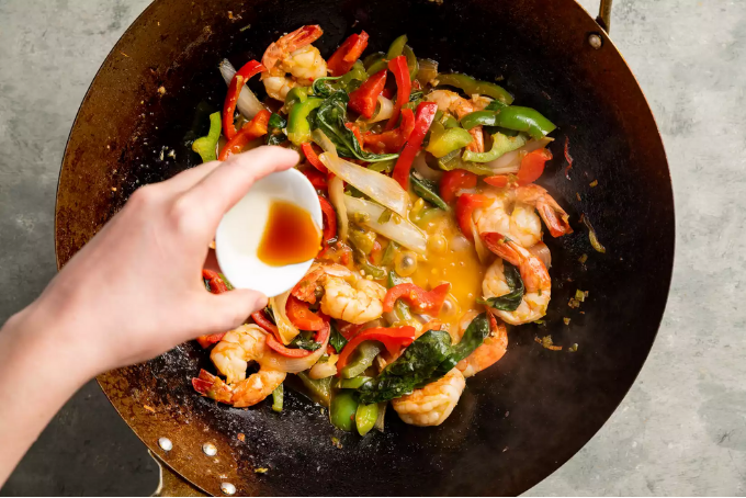 Tôm xào húng quế kiểu Thái