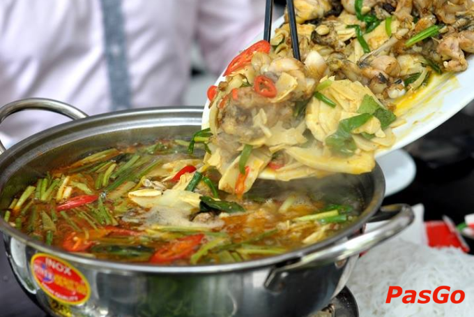 Lẩu ếch đầy đặn topping tại qu&aacute;n lẩu ngon khu B&aacute;ch Kinh X&acirc;y 
