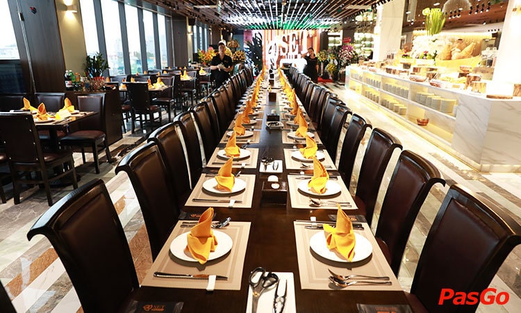 Nhà hàng được thiết kế với sự kết hợp giữa hiện đại và truyền thống, tạo nên một không gian độc đáo và tinh tế không thể bỏ qua.