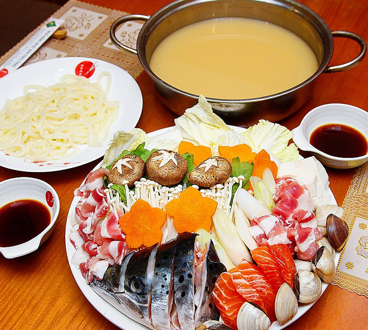 Lẩu đầu cá hồi kiểu Nhật là món lẩu phổ biến tại các nhà hàng Nhật Bản