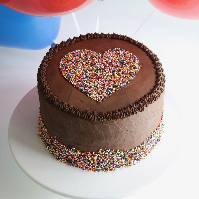 Bánh sinh nhật gắn tim socola trang trí đơn giản sang trọng tặng bạn nam |  Bánh Kem Ngộ Nghĩnh