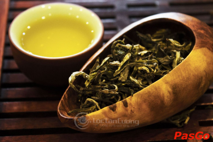 Tách chè Tân Cương xanh biếc dịu nhẹ – niềm tự hào ẩm thực Thái Nguyên.