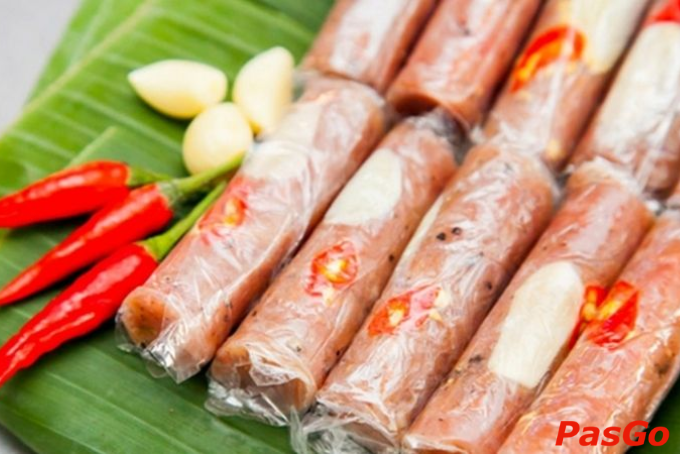 Nem chua Đại Từ gói lá chuối truyền thống, giòn sật cay nồng, món ngon đặc trưng xứ trà Thái Nguyên.