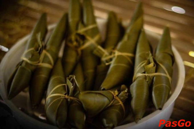 Bánh coóc mò hình sừng trâu, gói lá dong, dẻo thơm – đặc sản Thái Nguyên làm quà mang ý nghĩa sung túc, sức khỏe.