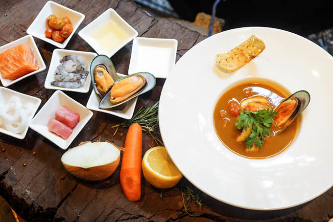 Đến quán bò né Nguyễn Khánh toan, bạn sẽ được đắm mình trong hương vị thơm ngon của món súp hải sản