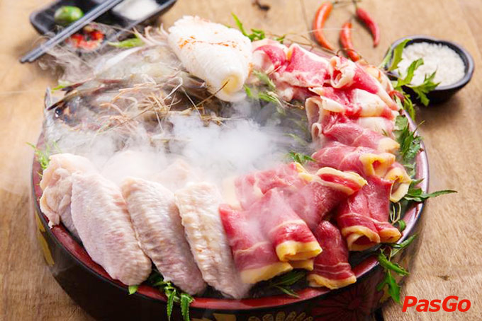 Đồ nhúng lẩu được bày biện cầu kì, phải chăng người đầu bếp phải rất tâm huyết thì mới có thể tạo ra những tác phẩm nghệ thuật thế này