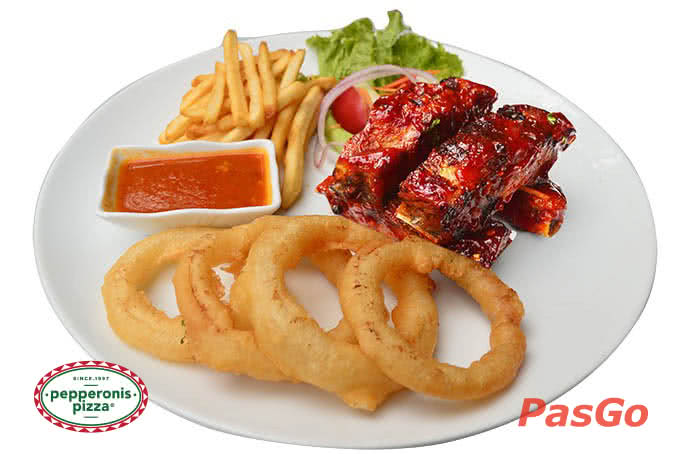 Món sườn nướng sốt BBQ dùng kèm bánh hành vòng và khoai tây chiên giòn tại pepperonis nguyễn du