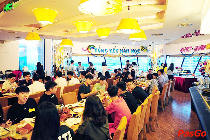 Đèn lồng cũng theo tông màu vàng chủ đạo - Nhà hàng ngọc mai vàng 