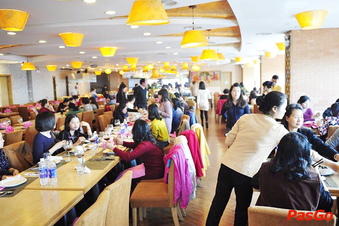 Không gian với tông vàng Nhà hàng ngọc mai vàng 