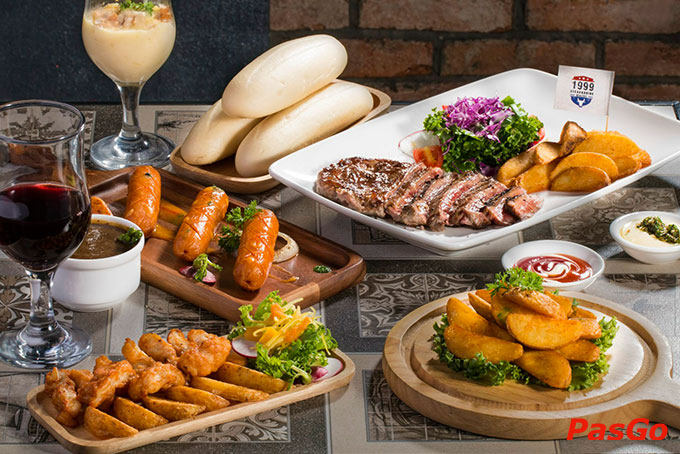 Steak Bò thơm lừng và ngọt mọng trong từng thớ thịt, salad thanh mát... cùng ly rượu vang trứ danh hòa quyện vào nhau, càng thêm đậm đà và đúng gu hơn