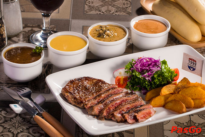Steak Bò thơm lừng và ngọt mọng trong từng thớ thịt, salad thanh mát... cùng ly rượu vang trứ danh hòa quyện vào nhau, càng thêm đậm đà và đúng gu hơn