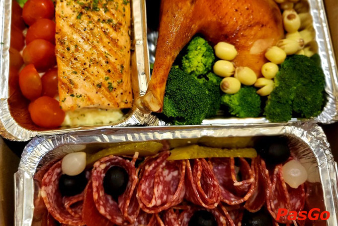 Menu mang đậm dấu ấn của hai nền ẩm thực phương Đông và phương Tây hòa quyện