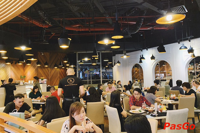 Trong không gian 48 BISTRO đậm chất Bistro Pháp, chậm rãi nhấp từng ngụm vang ấm nồng