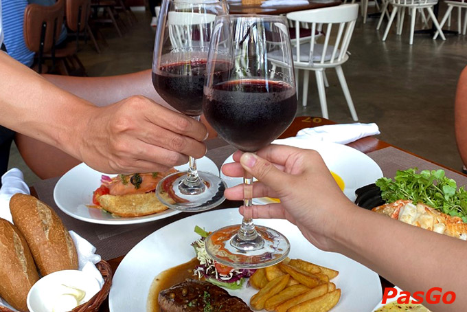 Trong không gian 48 BISTRO đậm chất Bistro Pháp, chậm rãi nhấp từng ngụm vang ấm nồng