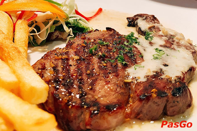 Menu mang đậm dấu ấn của hai nền ẩm thực phương Đông và phương Tây hòa quyện