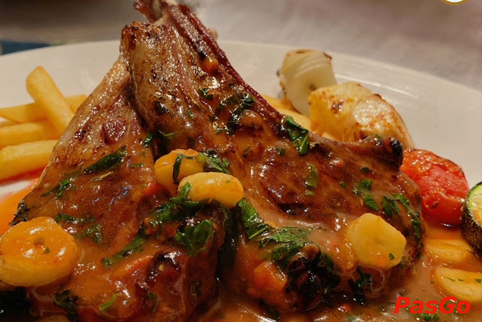 Menu mang đậm dấu ấn của hai nền ẩm thực phương Đông và phương Tây hòa quyện