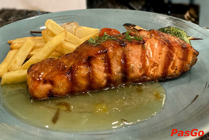 Thưởng thức món Âu phong cách Indochine với đa dạng nước sốt, phong phú hương vị cũng là một cách tận hưởng những cảm xúc ngọt ngào của cuộc sống