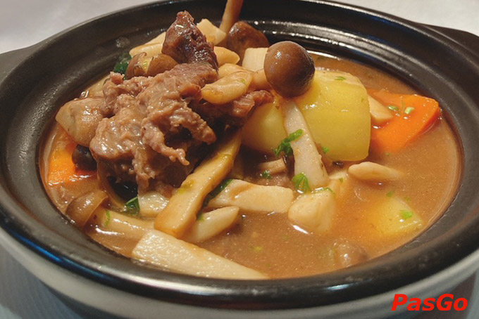 Thưởng thức món Âu phong cách Indochine với đa dạng nước sốt, phong phú hương vị cũng là một cách tận hưởng những cảm xúc ngọt ngào của cuộc sống