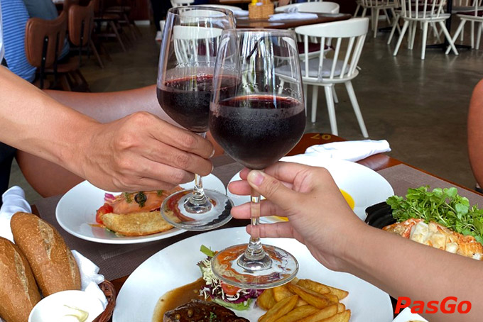 Trong không gian 48 BISTRO đậm chất Bistro Pháp, chậm rãi nhấp từng ngụm vang ấm nồng