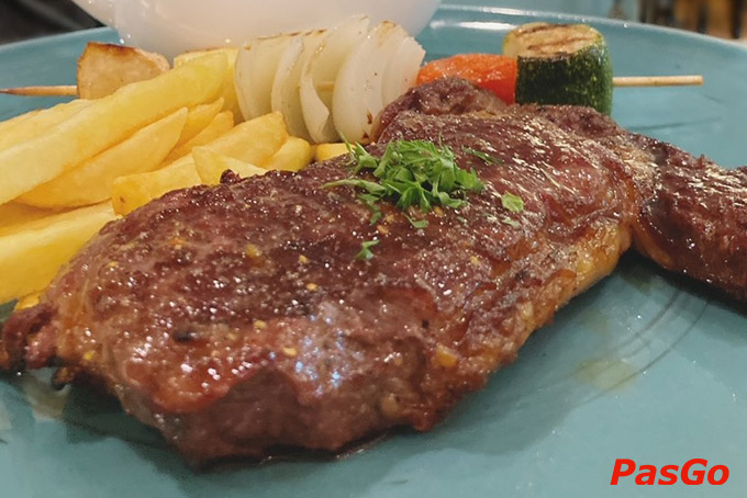 Thưởng thức món ăn ngon bếp trưởng tuyển chọn nguyên liệu tươi mới kết hợp với cách chế biến tinh tế của ẩm thực Pháp