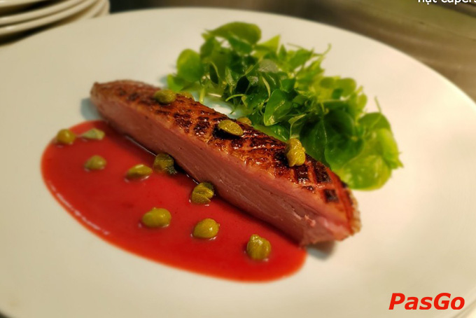 Menu mang đậm dấu ấn của hai nền ẩm thực phương Đông và phương Tây hòa quyện