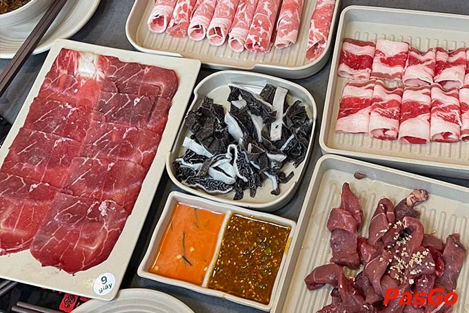 Các món nhúng đặc sắc như: tinh hoa thăn vai bò Nhật A5, ba chỉ bò Mỹ cao cấp, thịt dê tươi ,bào ngư Hàn Quốc, vẹm xanh organic, mực ống và các loại viên bếp tự làm mới mỗi ngày