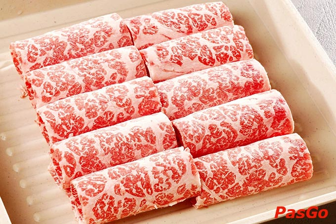 Các món nhúng đặc sắc như: tinh hoa thăn vai bò Nhật A5, ba chỉ bò Mỹ cao cấp, thịt dê tươi ,bào ngư Hàn Quốc, vẹm xanh organic, mực ống và các loại viên bếp tự làm mới mỗi ngày