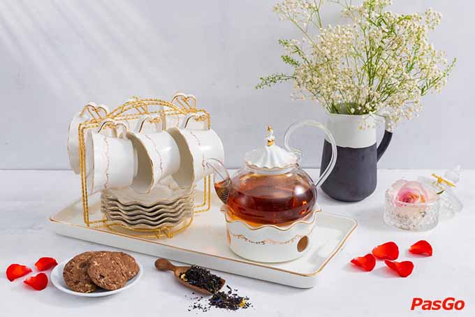 Trà và bánh đều được Celine chăm chút tỉ mỉ 15